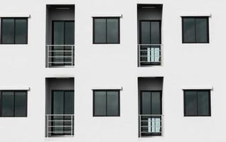 filas de ventanas en un edificio de apartamentos moderno foto