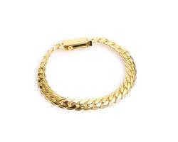 collar de cadena de joyas de oro aislado en blanco
