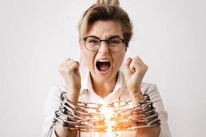 mujer de negocios atada con cadenas está gritando foto