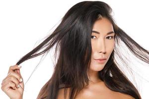 mujer asiática con un cabello negro saludable foto