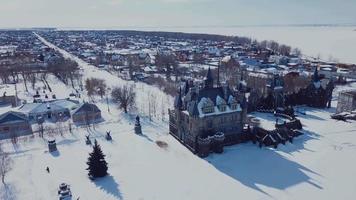 vista aérea de cima do castelo garibaldi em togliatti, pontos turísticos da rússia video