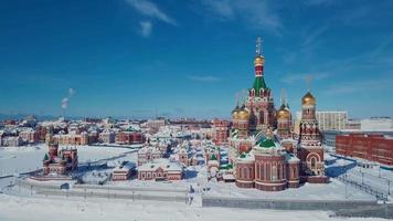 imágenes aéreas de la iglesia de la santísima virgen maría en la plaza de la república desde el terraplén de brujas, mari el republic, rusia video