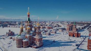 vista de imagens aéreas para a abençoada igreja virgem maria na praça da república do aterro de bruges, mari el republic, rússia video