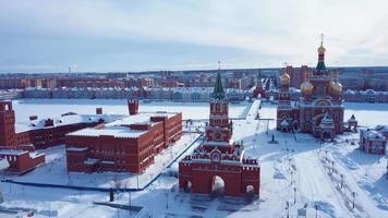 antenn antal fot se till de välsignad jungfrulig mary kyrka på de republik fyrkant från de bruges vägbank, mari el republik, ryssland video