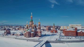 imágenes aéreas de la iglesia de la santísima virgen maría en la plaza de la república desde el terraplén de brujas, mari el republic, rusia video