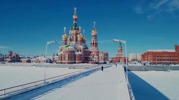 imágenes aéreas de la iglesia de la santísima virgen maría en la plaza de la república desde el terraplén de brujas, mari el republic, rusia video