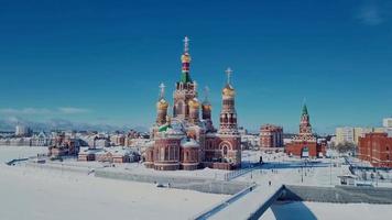 vista de imagens aéreas para a abençoada igreja virgem maria na praça da república do aterro de bruges, mari el republic, rússia video