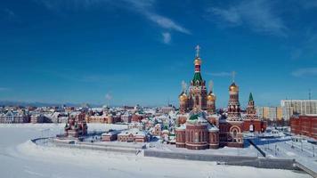 imágenes aéreas de la iglesia de la santísima virgen maría en la plaza de la república desde el terraplén de brujas, mari el republic, rusia video