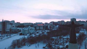 luftaufnahmen des winterblicks auf das mutterschutzdenkmal mit dem abendhintergrund zum schneebedeckten tscheboksary, republik tschuwaschien, russland video