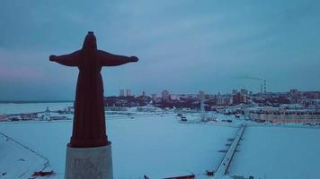 aereo metraggio di il inverno Visualizza per madre patrona monumento con il sera sfondo per il nevoso cheboksary, ciuvascio repubblica, Russia video