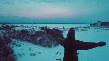 images aériennes de la vue hivernale sur le monument de la mère patronne avec le fond du soir sur le cheboksary enneigé, république chuvash, russie video