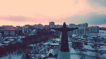 imagens aéreas da vista de inverno para o monumento da padroeira da mãe com o fundo da noite para o cheboksary nevado, república de chuvash, rússia video