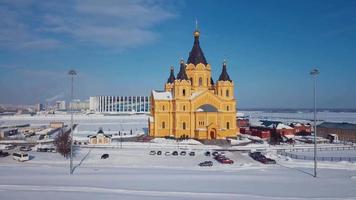 Luftaufnahmen der Winteransicht der Alexander-Newski-Kirche mit dem Hintergrund der verschneiten Stadt Nischni Nowgorod, Russland video
