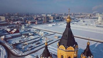 antenne beeldmateriaal van de winter visie naar Alexander Nevsky kerk met de achtergrond naar de besneeuwd nizjni novgorod stad, Rusland video