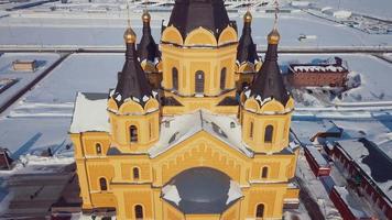 antenn antal fot av de vinter- se till alexander nevsky kyrka med de bakgrund till de snöig nizhny novgorod stad, ryssland video