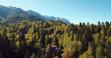 antico castello rumeno nel cuore della fantastica foresta verde autunnale, pelisor video