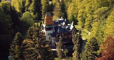 antico castello rumeno nel cuore della fantastica foresta verde autunnale, pelisor video