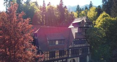 antico castello rumeno nel cuore della fantastica foresta verde autunnale, pelisor video