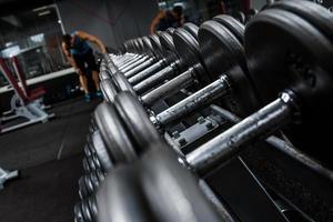 diferentes mancuernas negras en el gimnasio moderno foto