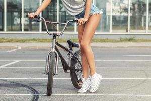 chica joven y sexy con su bicicleta foto
