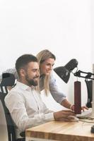 jóvenes empresarios durante el trabajo en la oficina moderna foto