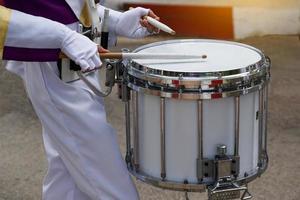 primer plano de la caja que golpean los estudiantes de orquesta mientras desfilan. enfoque suave y selectivo foto