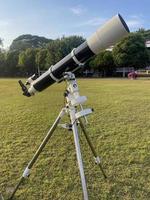 telescopio refractor es un telescopio que utiliza una lente convexa para enfocar la luz. enfoque suave y selectivo. foto