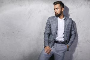 apuesto hombre barbudo con traje gris a cuadros foto