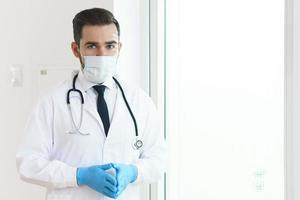médico seguro que usa máscara de prevención en el hospital foto