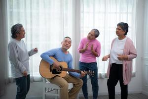 compañeros de personas mayores para relajarse durante el fin de semana, reunirse para actividades foto