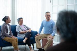 compañeros de personas mayores para relajarse durante el fin de semana, reunirse para actividades foto