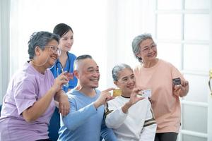 acompañantes de personas mayores que muestran una tarjeta de crédito para garantizar la disponibilidad de fondos