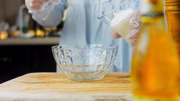 spek ingepakt varkensvlees lendenen geroosterd in appel cider recept. varkensvlees gekookt Aan een rooster pan video