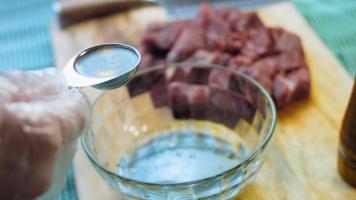 boeuf mariné à la sauce soja dans une pellicule plastique sur un plateau rétro. prise de vue macro. il y a des bulles d'air video