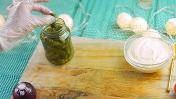 Salsa mayonesa mejorada. con verduras asadas y cornishons marinados. el chef prueba con una cuchara de oro video