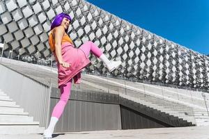 bailarina activa despreocupada con ropa deportiva colorida divirtiéndose en la calle