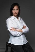 hermosa modelo asiática con camisa blanca de gran tamaño foto