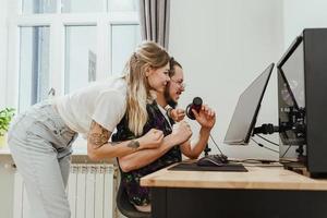 pareja de fanáticos de los jugadores viendo la transmisión en línea de esport foto