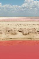 lago de sal rosa en yucatán, méxico foto