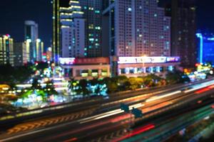 fuera de la ciudad nocturna moderna enfocada capturada con la larga exposición foto