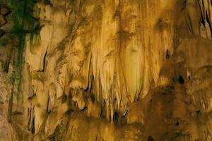 cueva subterránea oscura natural con estalactitas de formas extrañas. foto