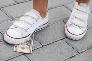 pie femenino y billete de diez dólares foto