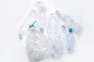 conceptos de contaminación y reciclaje. diferentes botellas de plastico usadas foto