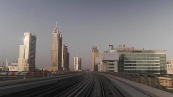 dubai metro spår mot stadens centrum, horisont, stadsbild, byggnader video