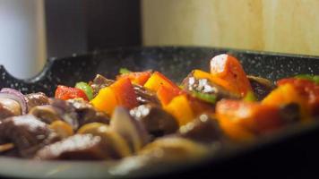 kebabs de ternera marinada con verduras preparadas a la parrilla. el cocinero voltea la carne para freír en otro lugar video