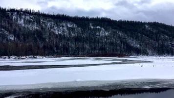 chulman fiume nel inverno nel neryungri. Sud yakutia, Russia video