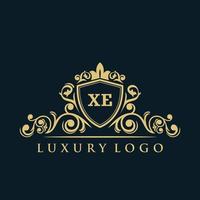 logotipo de la letra xe con escudo dorado de lujo. plantilla de vector de logotipo de elegancia.