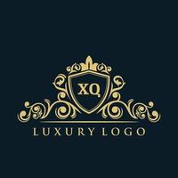logotipo de la letra xq con escudo dorado de lujo. plantilla de vector de logotipo de elegancia.