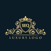 logotipo de letra wq con escudo de oro de lujo. plantilla de vector de logotipo de elegancia.