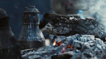 jarro de cobre a lenha fervendo água no acampamento video